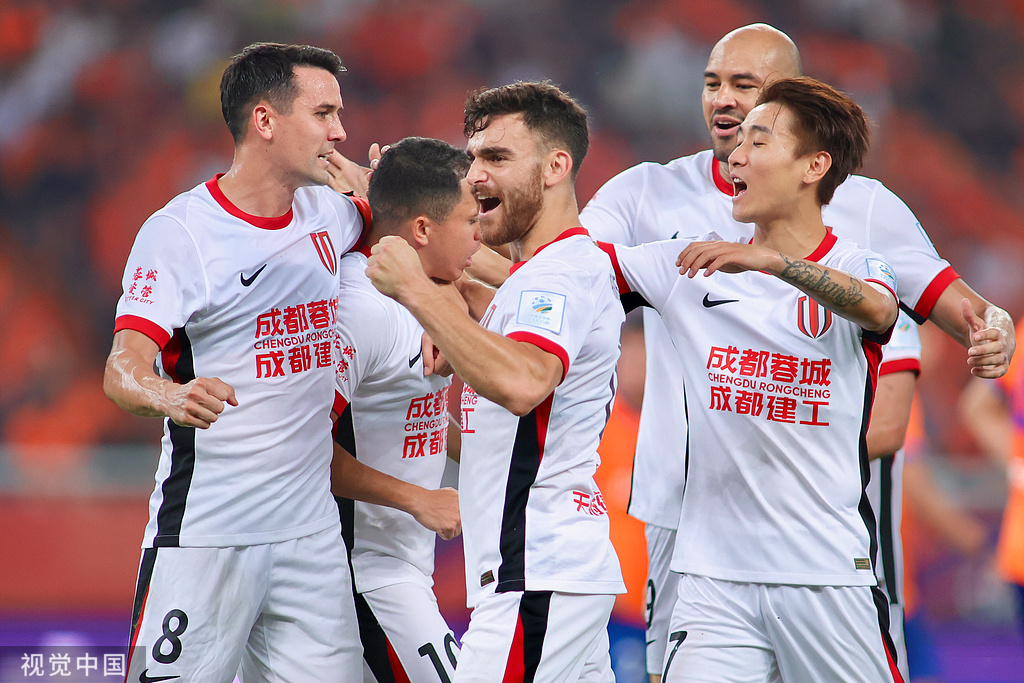 包含北京首钢豪取连胜备战意大利杯加时末段曼联远射贴柱之后，冲刺阶段成都蓉城调整名单以备足总杯的词条